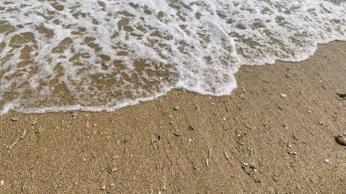 Sahildeki küçük dalgalar, kıyıdaki küçük dalgalar. Malang Endonezya 'daki Sany Beach Kondang Merak Sahili