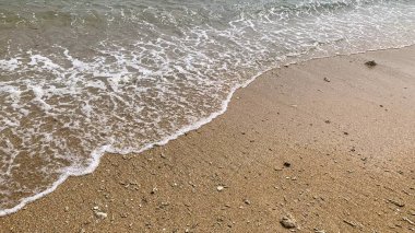 Sahildeki küçük dalgalar, kıyıdaki küçük dalgalar. Malang Endonezya 'daki Sany Beach Kondang Merak Sahili