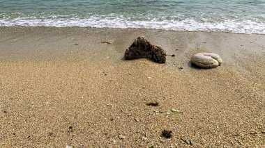 Sahildeki küçük dalgalar, kıyıdaki küçük dalgalar. Malang Endonezya 'daki Sany Beach Kondang Merak Sahili