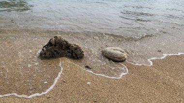 Sahildeki küçük dalgalar, kıyıdaki küçük dalgalar. Malang Endonezya 'daki Sany Beach Kondang Merak Sahili