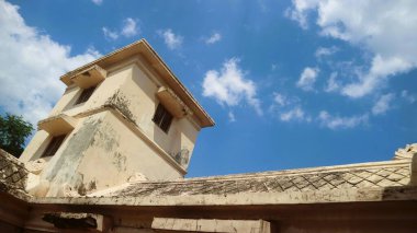 Tarihi, varlıklı bir su sarayı olan Taman Sari Yogyakarta, sultanlığın ihtişamını yansıtan karmaşık mimari, dingin havuzlar ve yemyeşil bahçeler sergileyen bir zamanlar kraliyet inzivasıydı..