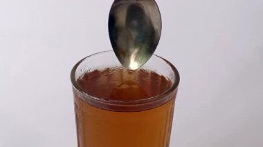 Bir bardak buzlu çay, harmanlanmış ve ferahlatıcı, izole edilmiş beyaz, kopyalama alanı sağlar.