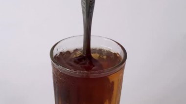 Bir bardak buzlu çay, harmanlanmış ve ferahlatıcı, izole edilmiş beyaz, kopyalama alanı sağlar.