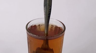 Bir bardak buzlu çay, harmanlanmış ve ferahlatıcı, izole edilmiş beyaz, kopyalama alanı sağlar.