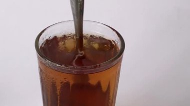 Bir bardak buzlu çay, harmanlanmış ve ferahlatıcı, izole edilmiş beyaz, kopyalama alanı sağlar.