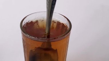 Bir bardak buzlu çay, harmanlanmış ve ferahlatıcı, izole edilmiş beyaz, kopyalama alanı sağlar.