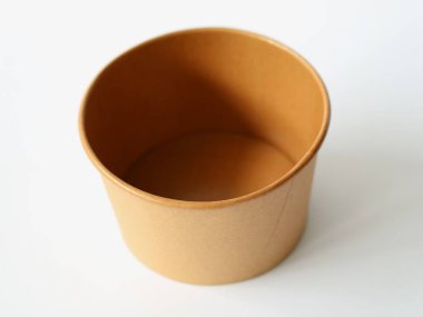 Saf beyaz bir yüzeye izole edilmiş çevre dostu biyolojik çözünebilir kağıt kase, sürdürülebilir yaşam sağlar, gıda kataloğu için uygundur, kopyalama alanı