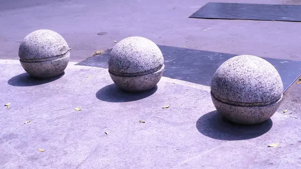 Pürüzsüz, yuvarlak taşlardan oluşan minimalist bir düzenleme yaya geçidini süsler, zarif ve modern bir estetik, şehir dışı yaşam konsepti yaratır.