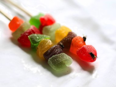 Sineklerin istila ettiği tatlı şekerler ciddi bir sağlık riski taşır, zararlı bakteriler için üreme alanı haline gelir, sinekler tarafından kirletilmiş gıdalar sağlığa zararlı hale gelir, şekerli, sinekleri cezbeder, hastalıkları yayar, gıda güvenliğinin önemini vurgular..