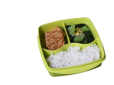 Dengeli ve tatmin edici bir pirinç, kızarmış tempeh, ıspanak ve kabak, öğrenciler ve ofis çalışanları için ideal bir beslenme çantasına doldurulmuş, hafta içi için, Endonezya Başkanı Prabowo tarafından öğrenci programı için ücretsiz öğle yemeği. 