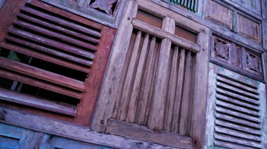 Kaliteli ahşap kepenklerin simetrik olarak dizilmiş bir koleksiyonu nostaljik ve kırsal bir zemin oluşturur. Klasik eserler için doğal bir zemin. Klasik arka plan için bir yığın yıpranmış ahşap panjur.