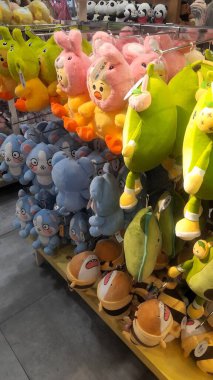 Bir dükkanda sergilenen renkli ve büyüleyici pelüş oyuncaklardan oluşan bir koleksiyon. Tatillerinde oyuncak seven çocukları eğlendiriyor. Sayısız sevimli ve enerjik oyuncak bebek raflarda diziliyor, tatildeki genç bebek meraklıları için umut verici neşe ve heyecan..