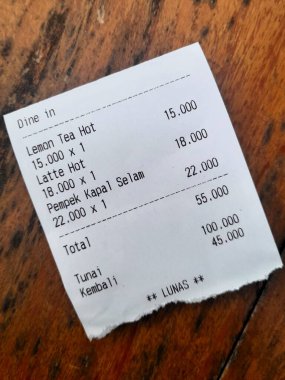 Kahveli latte ve limonlu çay fişi ahşap bir masanın üzerinde duruyor ve Gen-Z 'nin kafeye atlama kültürünü ve sosyal yaşam tarzını yakalıyor. Latte ve limonata fişi Gen-Z 'nin sosyal toplantılar ve kafe kültürü deneyimlerini sembolize ediyor..