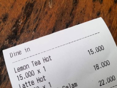Kahveli latte ve limonlu çay fişi ahşap bir masanın üzerinde duruyor ve Gen-Z 'nin kafeye atlama kültürünü ve sosyal yaşam tarzını yakalıyor. Latte ve limonata fişi Gen-Z 'nin sosyal toplantılar ve kafe kültürü deneyimlerini sembolize ediyor..
