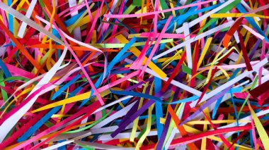 Çok renkli kağıt parçalarının soyut bir kompozisyonu sanatsal ve kutlama temalarına uygun görsel olarak canlandırıcı bir arka plan oluşturur. Renkli kağıt kırıntıları için canlı bir hava manzarası, sanat için eğlenceli bir zemin ve şenlik vesilesi..