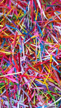Çok renkli kağıt parçalarının soyut bir kompozisyonu sanatsal ve kutlama temalarına uygun görsel olarak canlandırıcı bir arka plan oluşturur. Renkli kağıt kırıntıları için canlı bir hava manzarası, sanat için eğlenceli bir zemin ve şenlik vesilesi..