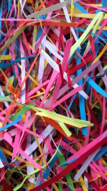 Çok renkli kağıt parçalarının soyut bir kompozisyonu sanatsal ve kutlama temalarına uygun görsel olarak canlandırıcı bir arka plan oluşturur. Renkli kağıt kırıntıları için canlı bir hava manzarası, sanat için eğlenceli bir zemin ve şenlik vesilesi..