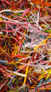 Çok renkli kağıt parçalarının soyut bir kompozisyonu sanatsal ve kutlama temalarına uygun görsel olarak canlandırıcı bir arka plan oluşturur. Renkli kağıt kırıntıları için canlı bir hava manzarası, sanat için eğlenceli bir zemin ve şenlik vesilesi..