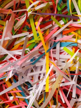 Çok renkli kağıt parçalarının soyut bir kompozisyonu sanatsal ve kutlama temalarına uygun görsel olarak canlandırıcı bir arka plan oluşturur. Renkli kağıt kırıntıları için canlı bir hava manzarası, sanat için eğlenceli bir zemin ve şenlik vesilesi..