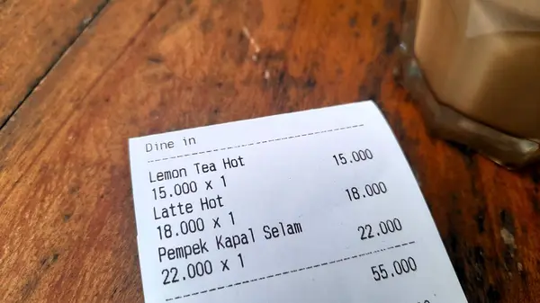 Kahveli latte ve limonlu çay fişi ahşap bir masanın üzerinde duruyor ve Gen-Z 'nin kafeye atlama kültürünü ve sosyal yaşam tarzını yakalıyor. Latte ve limonata fişi Gen-Z 'nin sosyal toplantılar ve kafe kültürü deneyimlerini sembolize ediyor..