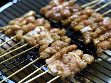 Sate ayam, ızgara tavuk satay, klasik bir Endonezya yemeği, közün üzerinde pişirilmiş tavuk, zengin bir fıstık sosu ve otantik Endonezya tadı için alevli sambal ile servis edilir.. 