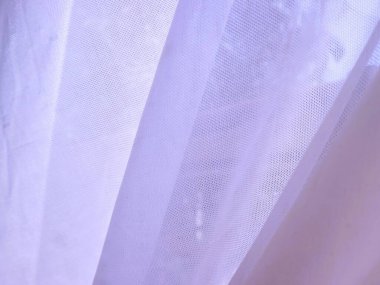 Beyaz kumaş kıvrımları geometrik arka planlar için çekici doğrusal aksanlar sunar. Katlanmış beyaz kumaş ilginç çizgi aksanları yaratır