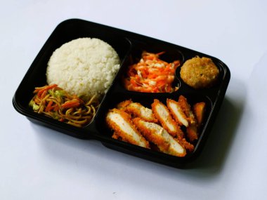 Katsu tavuğu, pilav, şehriye, patates püresi, sebze salatası ve börek, izole edilmiş beyaz bento kutusunda servis edilir, kopyalama alanı. Öğrenciler için uygun ve yoğun bir öğle yemeği. Besleyici gıdaları dengelemek. 