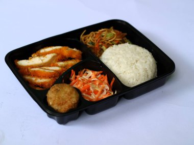Katsu tavuğu, pilav, şehriye, patates püresi, sebze salatası ve börek, izole edilmiş beyaz bento kutusunda servis edilir, kopyalama alanı. Öğrenciler için uygun ve yoğun bir öğle yemeği. Besleyici gıdaları dengelemek. 
