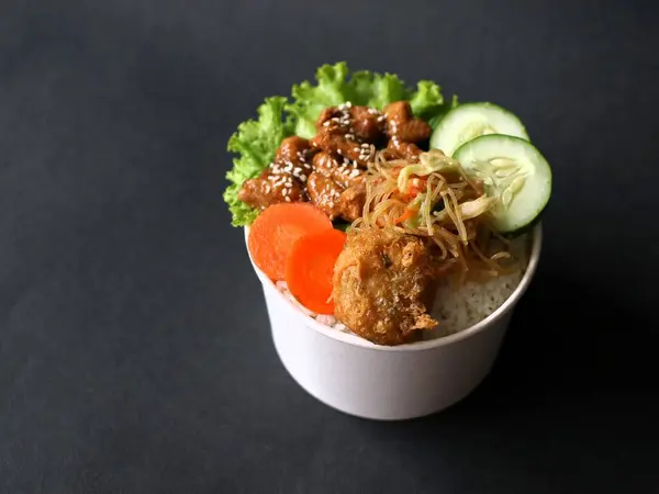 Teriyaki soslu tavuklu pilav kasesi. Sebze, erişte, salatalık, solucan ve patates püresi.. 