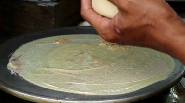 Endonezya 'lı yetişkinin eli Leker, ince ve çıtır Endonezya gözlemesi, tatlı ve lezzetli bir ikram, çocuklar için popüler Endonezya sokak yemekleri