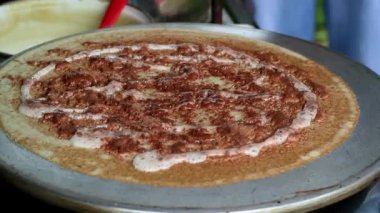 Endonezyalı yetişkinin el yapımı leker, ince ve çıtır çıtır Endonezya gözlemesi, tatlı ve lezzetli bir ikram, çocuklar için popüler Endonezya sokak yemeği, 4K görüntü