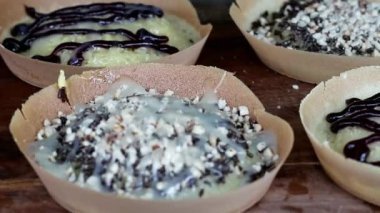 Asyalı Endonezyalı adam sokak yemekleri pişiriyor, terang bulan fındıklı, çikolatalı, peynirli, sütlü. Girişimcilik fikri mi? Güçlendirme konsepti. Endonezya 'da popüler tatlı sokak yemekleri. 