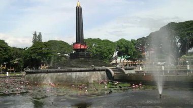 Malang 'ın Tugu Meydanı veya Alun-Alun Tugu, Doğu Java' daki Malang City Belediye Binası önünde yer almaktadır. Bu meydan 1920 yılında Hollandalı Thomas Karsten tarafından bir nilüfer göleti ile çevrili olarak inşa edilmiştir. Doğu Cava 'nın Malang kentinde turizm beldesi.