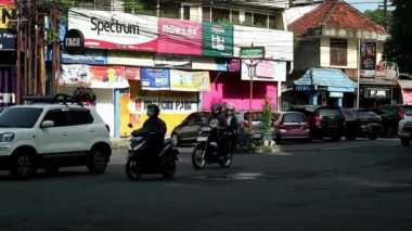 Trafik ışıkları olmayan Endonezya kavşağı disiplinsizliği ve düzensizliği yansıtıyor. Kontrolsüz Endonezya kavşağı, sürücüler için tehlikeli, yansıtma bozukluğu.