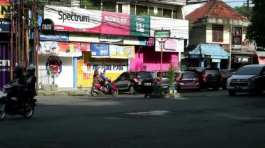 Trafik ışıkları olmayan Endonezya kavşağı disiplinsizliği ve düzensizliği yansıtıyor. Kontrolsüz Endonezya kavşağı, sürücüler için tehlikeli, yansıtma bozukluğu.