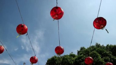 Çin Yeni Yılı kutlamalarında mavi gökyüzü arkaplanlı Çin fenerlerinin en alttaki görüntüsü