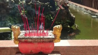 Çin Yeni Yılı boyunca tütsü tapınağa yapışır.