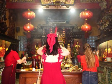 Malang, Endonezya, 29 Ocak 2025: Eng An Kiong Tapınağı Malang 'da Çin Yeni Yılı sırasında namaz kılmak için Konfüçyüs veya Budist insanlar tütsü getirir. 