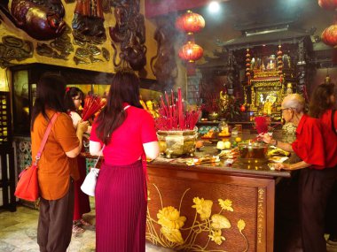 Malang, Endonezya, 29 Ocak 2025: Eng An Kiong Tapınağı Malang 'da Çin Yeni Yılı sırasında namaz kılmak için Konfüçyüs veya Budist insanlar tütsü getirir. 