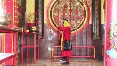 Asyalı Endonezyalılar Çin Yeni Yılı boyunca tapınakta dua ederler.