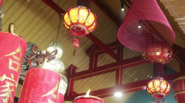 Çin Yeni Yılı kutlamalarında mavi gökyüzü arkaplanlı Çin fenerlerinin en alttaki görüntüsü