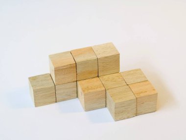 Mantıklı oyun ahşap küp yapbozu izole edilmiş beyaz arka plan. Mantıksal problemleri çözmek. Anaokulu öğrenme oyuncakları, küp saymak