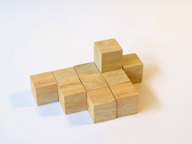 Mantıklı oyun ahşap küp yapbozu izole edilmiş beyaz arka plan. Mantıksal problemleri çözmek. Anaokulu öğrenme oyuncakları, küp saymak