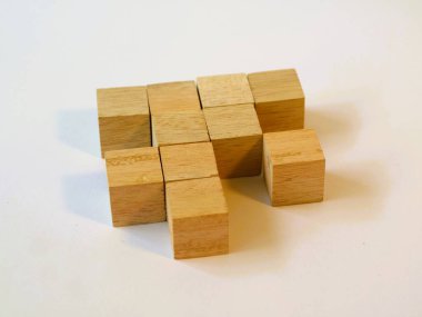 Mantıklı oyun ahşap küp yapbozu izole edilmiş beyaz arka plan. Mantıksal problemleri çözmek. Anaokulu öğrenme oyuncakları, küp saymak