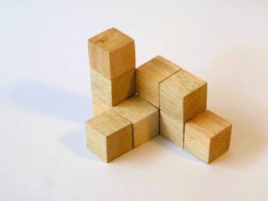 Mantıklı oyun ahşap küp yapbozu izole edilmiş beyaz arka plan. Mantıksal problemleri çözmek. Anaokulu öğrenme oyuncakları, küp saymak