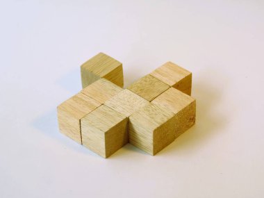 Mantıklı oyun ahşap küp yapbozu izole edilmiş beyaz arka plan. Mantıksal problemleri çözmek. Anaokulu öğrenme oyuncakları, küp saymak
