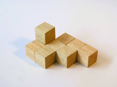 Mantıklı oyun ahşap küp yapbozu izole edilmiş beyaz arka plan. Mantıksal problemleri çözmek. Anaokulu öğrenme oyuncakları, küp saymak