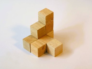 Mantıklı oyun ahşap küp yapbozu izole edilmiş beyaz arka plan. Mantıksal problemleri çözmek. Anaokulu öğrenme oyuncakları, küp saymak