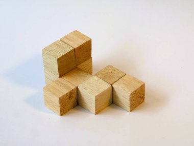 Mantıklı oyun ahşap küp yapbozu izole edilmiş beyaz arka plan. Mantıksal problemleri çözmek. Anaokulu öğrenme oyuncakları, küp saymak