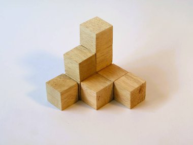 Mantıklı oyun ahşap küp yapbozu izole edilmiş beyaz arka plan. Mantıksal problemleri çözmek. Anaokulu öğrenme oyuncakları, küp saymak